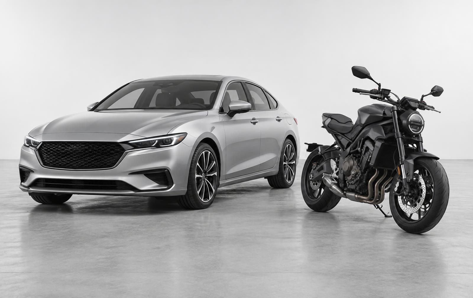 Une voiture et une moto exposées côte à côte
